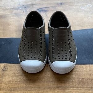 Native C8 Jefferson shoes in Rookie Green/Shell white